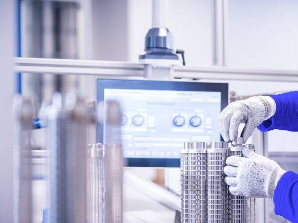 A worker is testing the performance of industrial filter element.