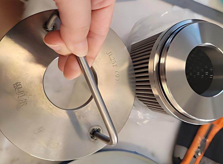 Check the end cap and seal of the split hydraulic filter element.