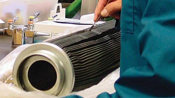 A worker is testing the performance of hydraulic filter element.